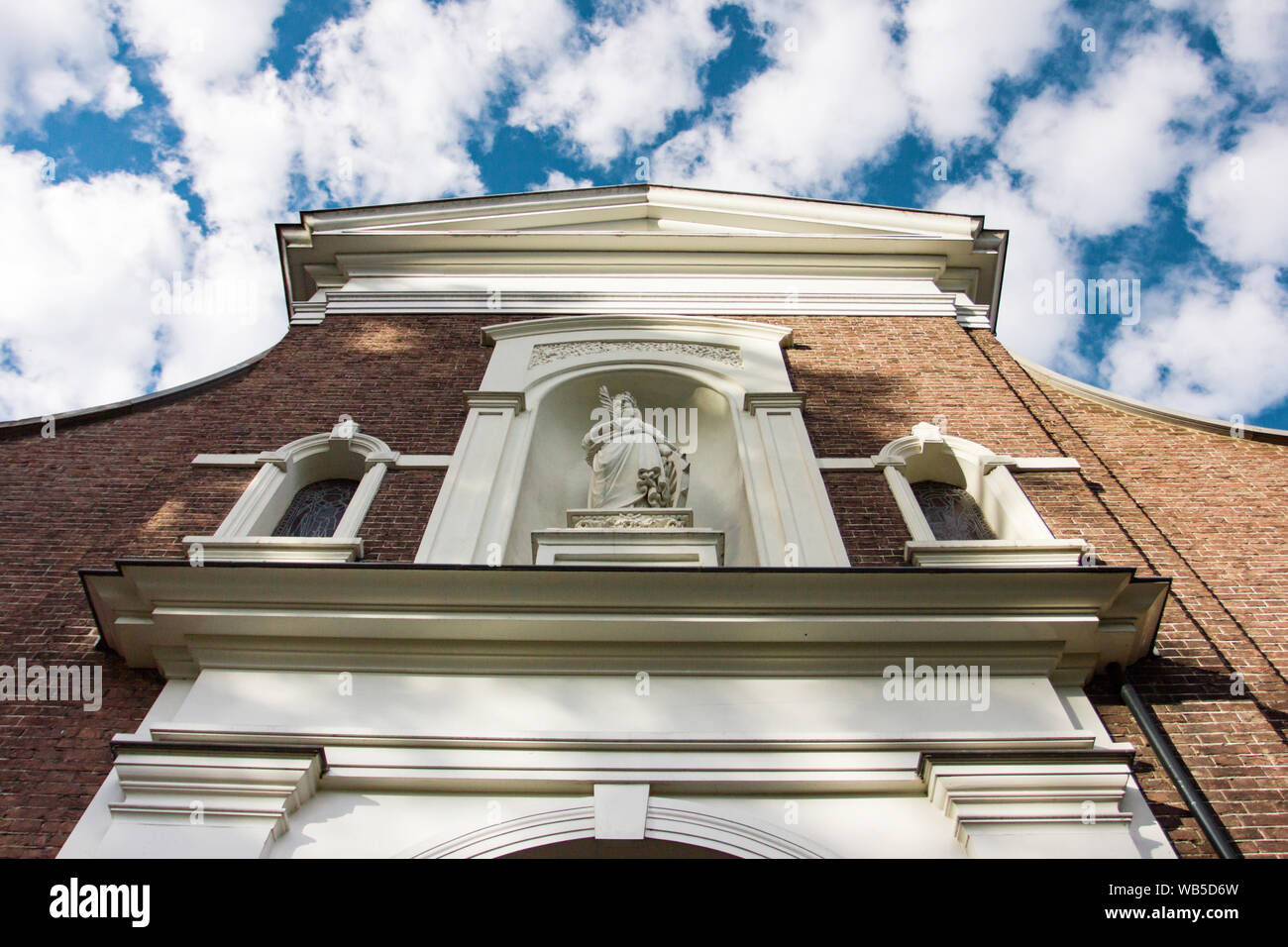 La Chiesa cattolica nel giardino del Begijnhof o beghinaggio di Breda, Paesi Bassi Foto Stock