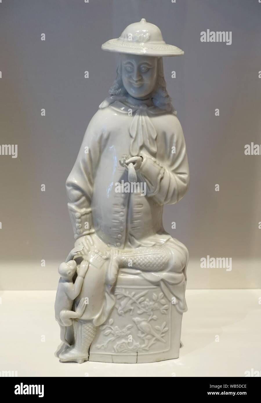 Commerciante olandese con una scimmia, Dehua ware, Cina della dinastia Qing, tardo XVII all inizio del XVIII secolo, porcellana Foto Stock