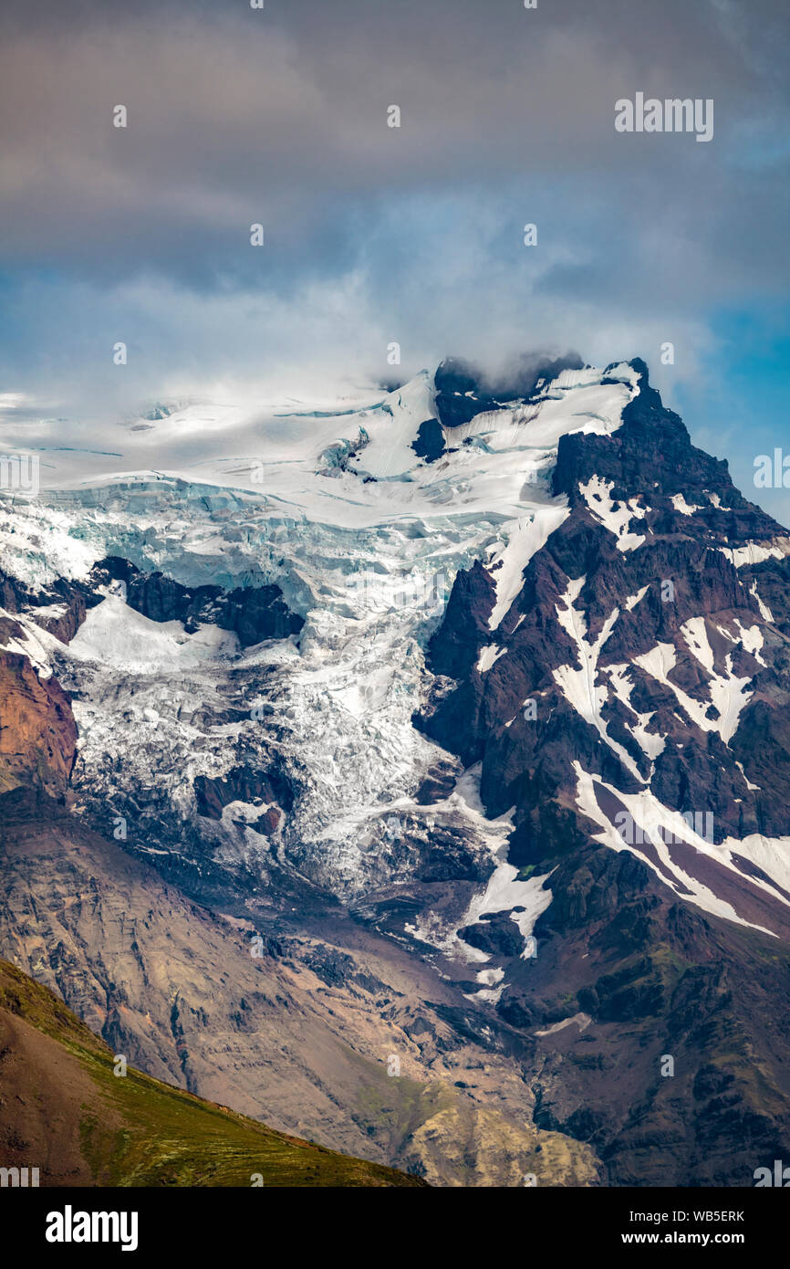 Incredibile ghiacciaio Vatnajökull e mountainrange nel sud dell'Islanda vetrina per la riduzione di un ghiacciaio Foto Stock