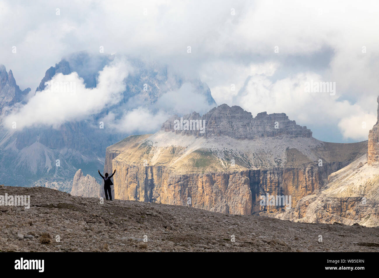 Il Sass Pordoi viewpoint 2.950 m, il cosiddetto la Terrazza delle Dolomiti e il più spettacolare di tutti i punti di vista Foto Stock