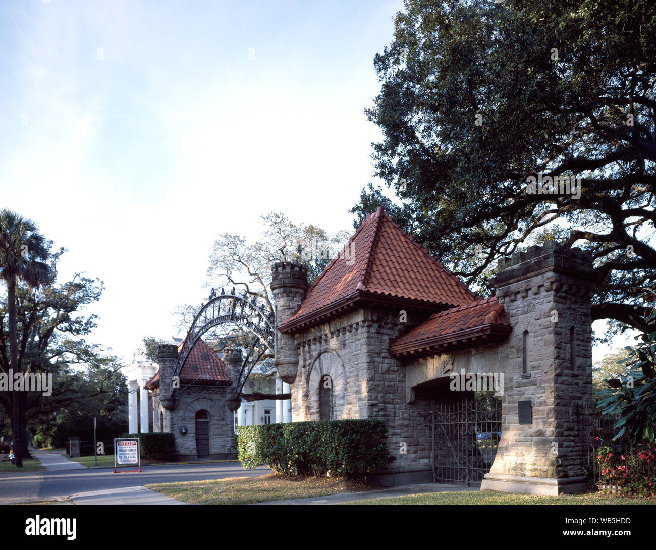Porta di ingresso a una strada privata in uptown New Orleans, Louisiana Foto Stock