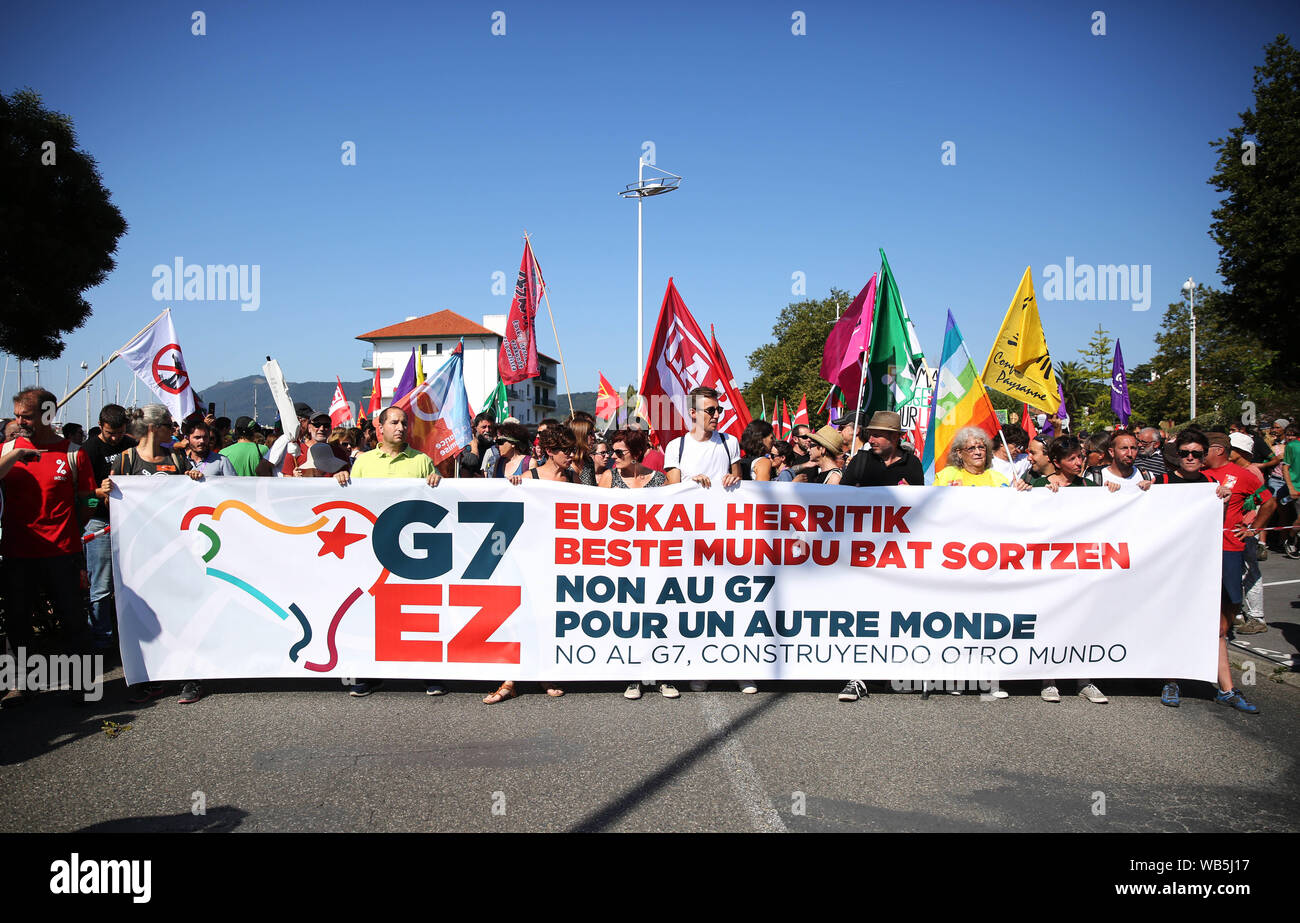 Hendaye, Francia. 24 Ago, 2019. Manifestanti marzo durante un anti-G7 dimostrazione a Hendaye, vicino a Biarritz, parte sud-ovest della Francia, 24 agosto 2019. Quando i leader dei paesi del G7 sono voce a Biarritz per affrontare i problemi globali di sabato, circa diecimila persone si sono riunite a 30 km di distanza per esprimere il loro disaccordo. Credito: Gao Jing/Xinhua/Alamy Live News Foto Stock