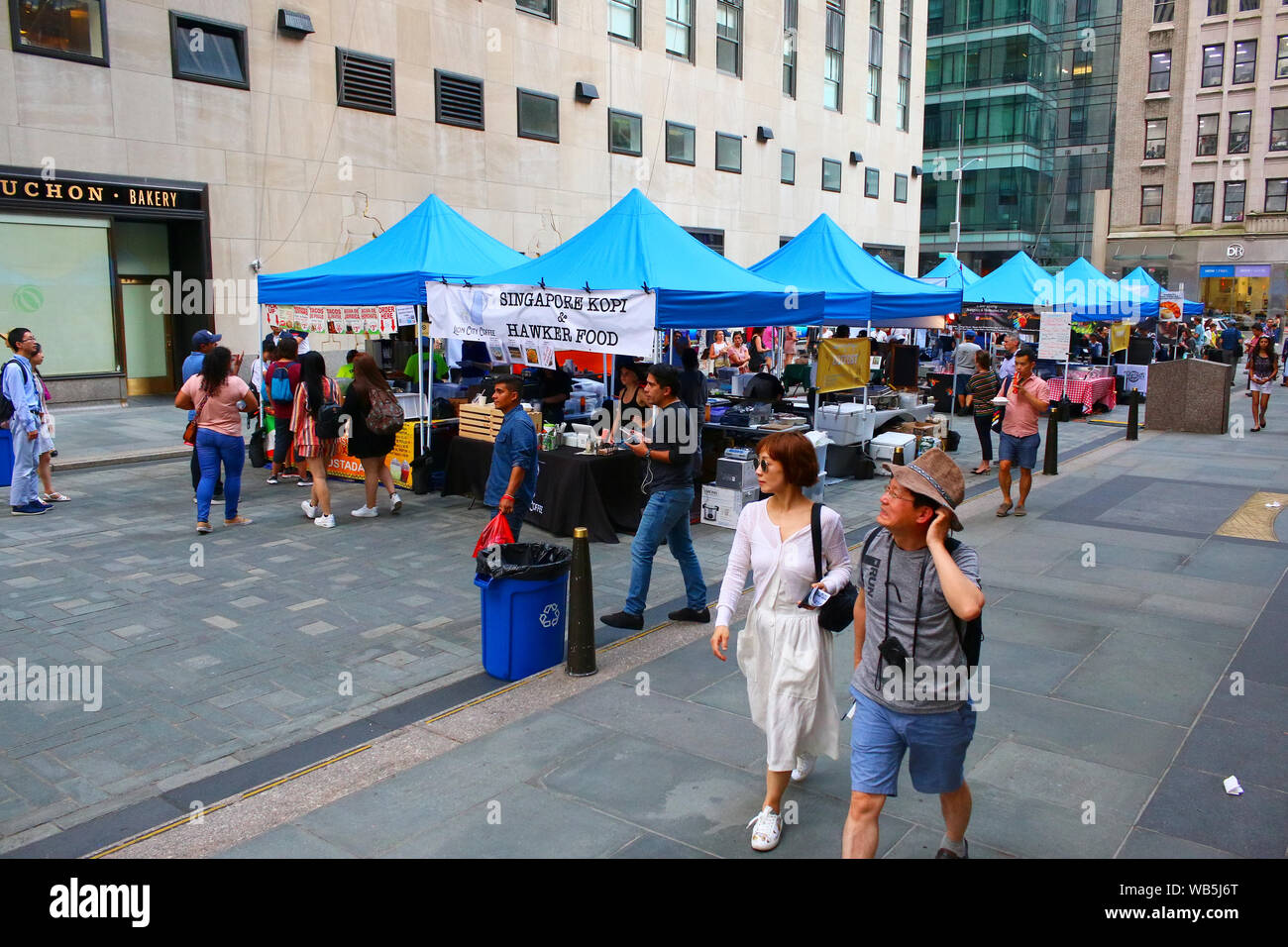 Queens notte avamposto del mercato è un estate pop-up di selezionati fornitori di alimenti al Rockefeller Center South plaza, che è aperta attraverso da Lunedì a Giovedì Foto Stock