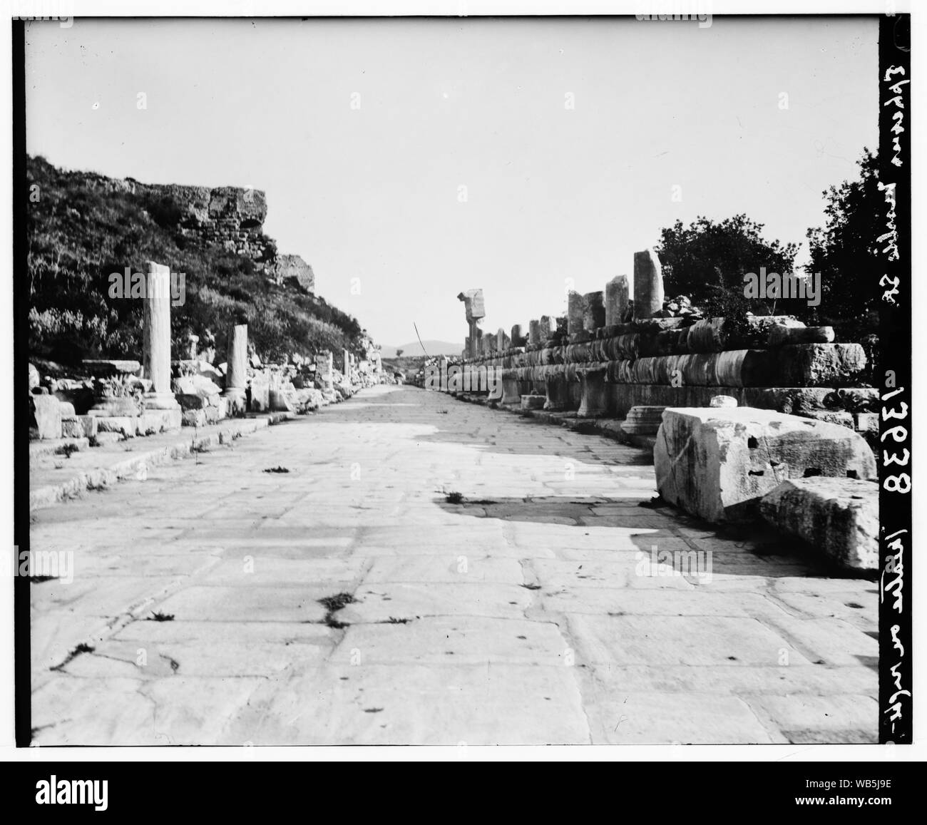Efeso. Strada di marmo. Rovine del teatro sulla sinistra? Abstract/medio: G. Eric e Edith Matson Collezione fotografica Foto Stock