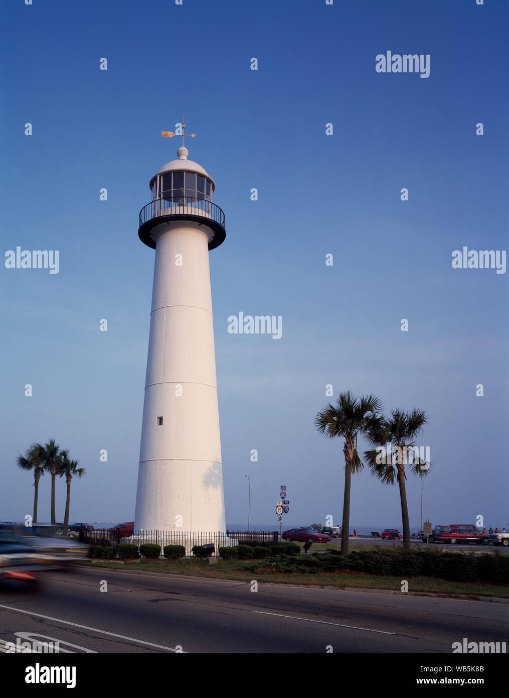 Eretto nel 1848, il Biloxi Lighthouse sul Golfo del Messico si fermò per più di un secolo e mezzo prima di prendere un grave percosse dall'uragano Katrina nel 2005 Foto Stock