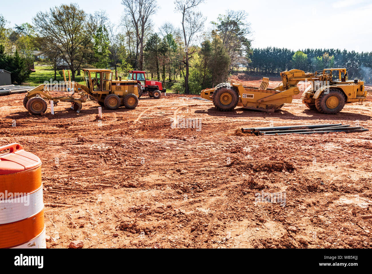 HICKORY, NC, Stati Uniti d'America-12 APRILE 2019: movimento terra e macchinari prepara il sito di costruzione per il complesso di appartamenti. Foto Stock