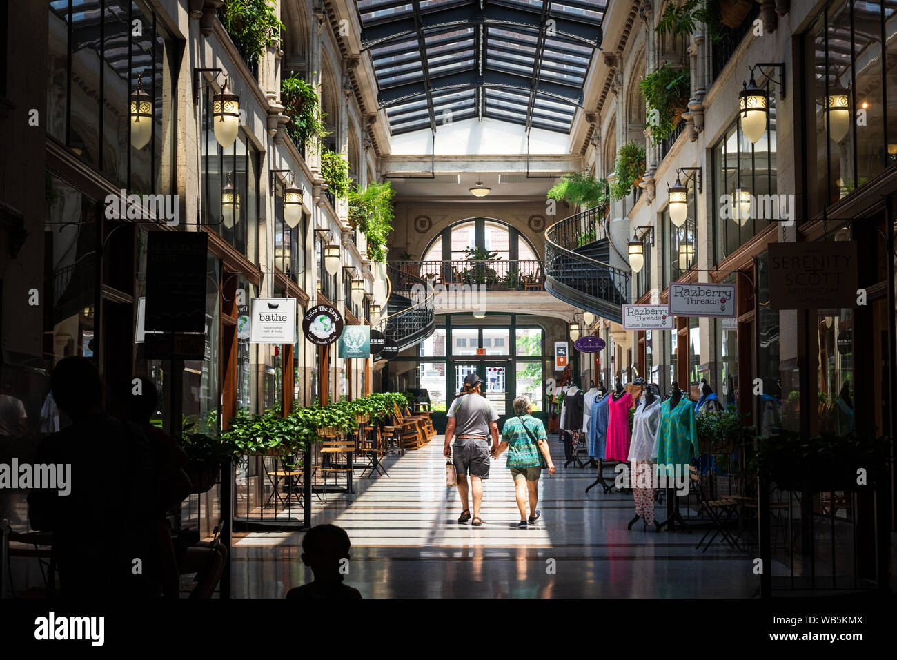 ASHEVILLE, NC, Stati Uniti d'America-10 giugno 2018: un corridoio all'interno del Grove Arcade, dotata di una varietà di piccoli negozi. Foto Stock