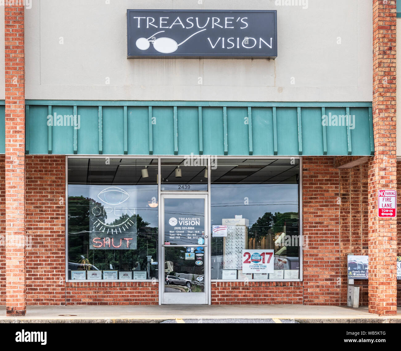 HICKORY, NC, Stati Uniti d'America-27 maggio 2019: tesoro della visione, un negozio di occhiali, dispone di un'apertura/chiusura segno al neon nella finestra . Foto Stock