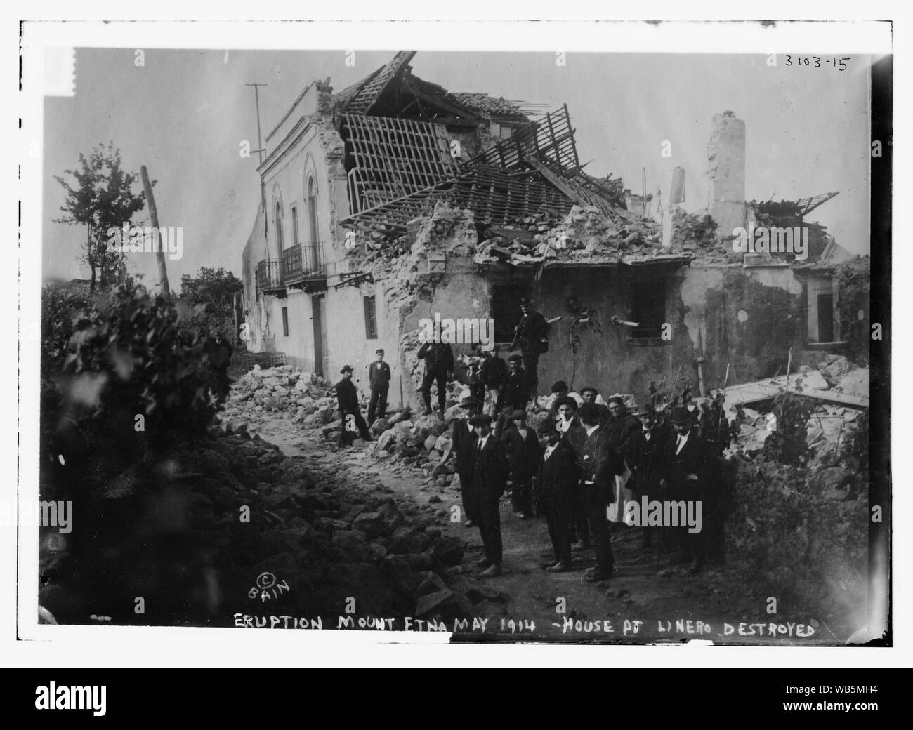 Eruzione dell'Etna Maggio 1914 -- casa a Linero distrutto Abstract/medio: 1, negativo : vetro ; 5 x 7 in. o inferiore. Foto Stock
