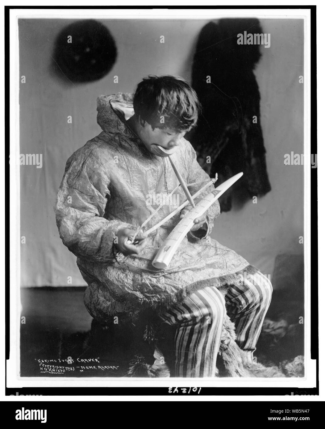 Eschimese avorio carver Abstract/medio: 1 stampa fotografica. Foto Stock