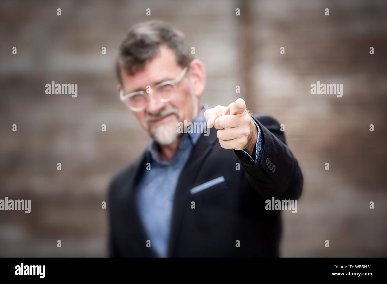 Ritratto di bello imprenditore puntando il dito per la fotocamera Foto Stock
