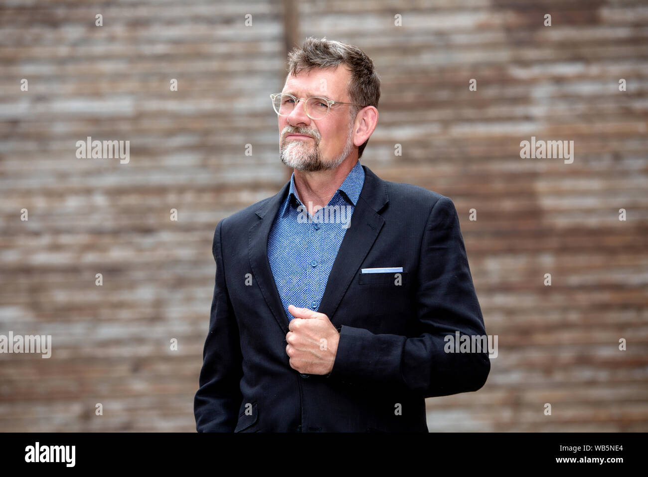 Ritratto di bello imprenditore nel suo 50s con occhiali in piedi al di fuori Foto Stock