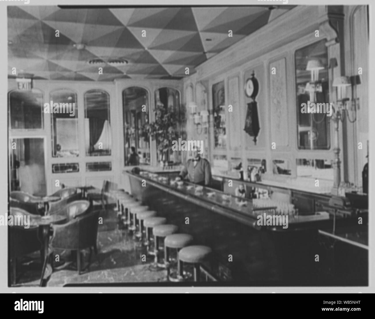 Essex House, Central Park South, New York City. Abstract/medio: Collezione Gottscho-Schleisner Foto Stock