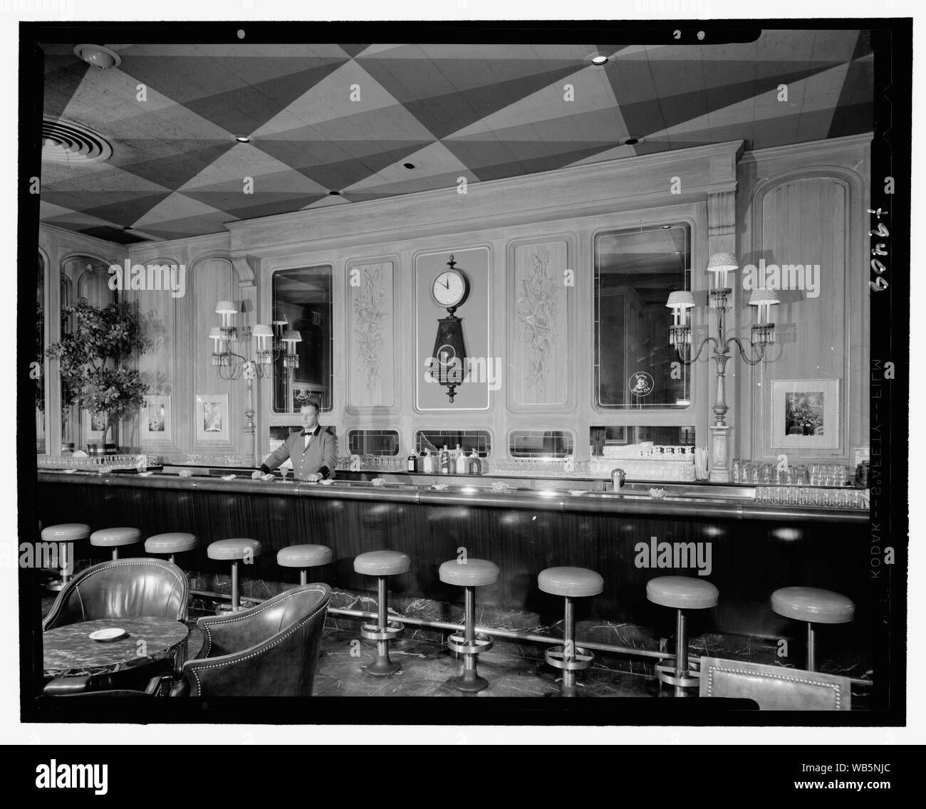 Essex House, Central Park South, New York City. Abstract/medio: Collezione Gottscho-Schleisner Foto Stock