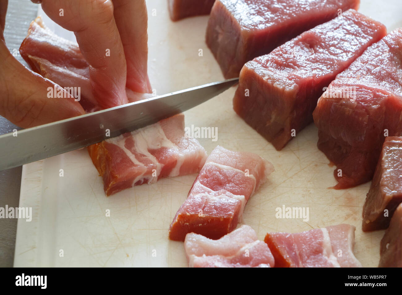 Per il taglio di pezzi di pancetta e carne con un coltello Foto Stock