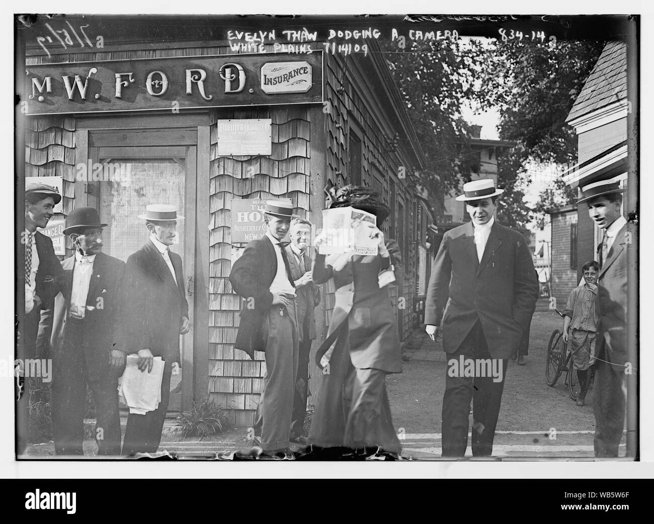 Evelyn disgelo dodging una telecamera, White Plains Abstract/medio: 1, negativo : vetro ; 5 x 7 in. o inferiore. Foto Stock