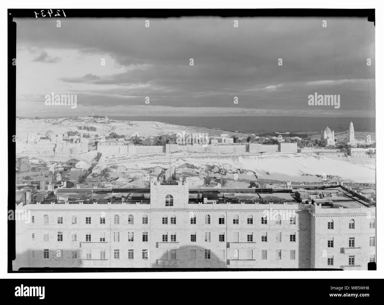 Sera scena dalla torre di y. Parete della città & Olivet (neve in distanza) Abstract/medio: G. Eric e Edith Matson Collezione fotografica Foto Stock