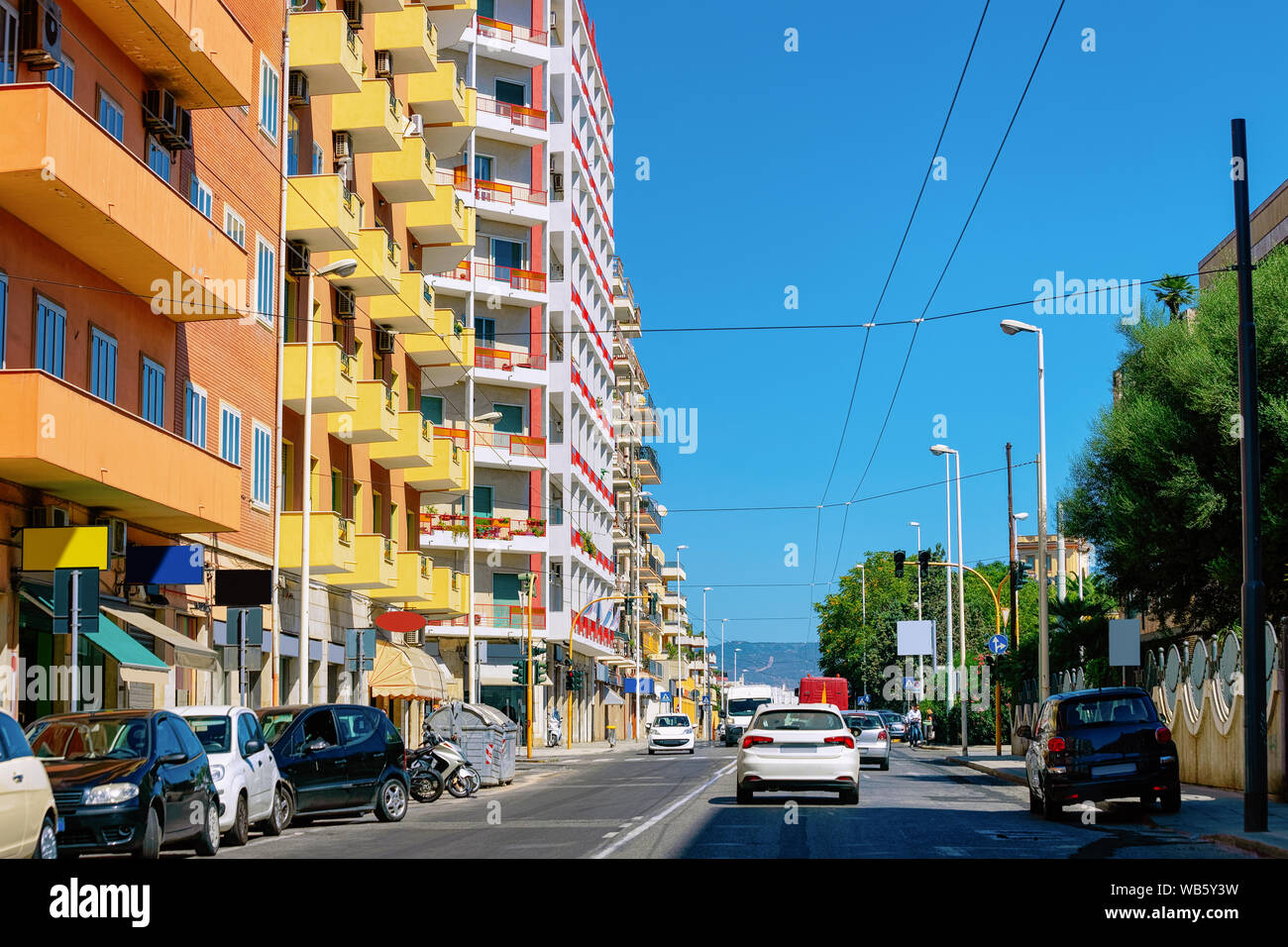 Street View di strada con il traffico di auto a Cagliari in Sardegna in Italia. Quartiere urbano Foto Stock