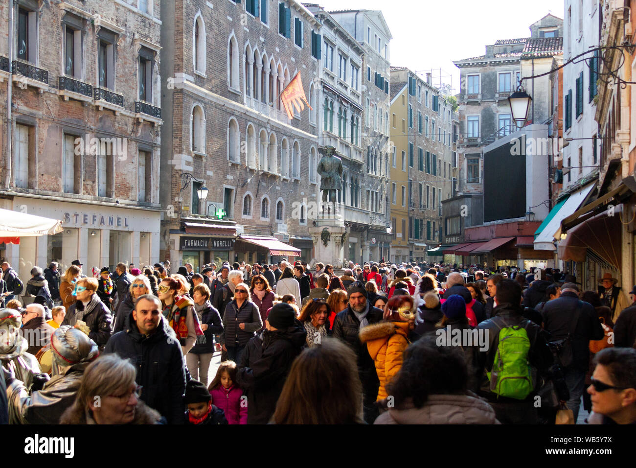 Strade affollate di Venezia durante il Carnevale. Foto Stock