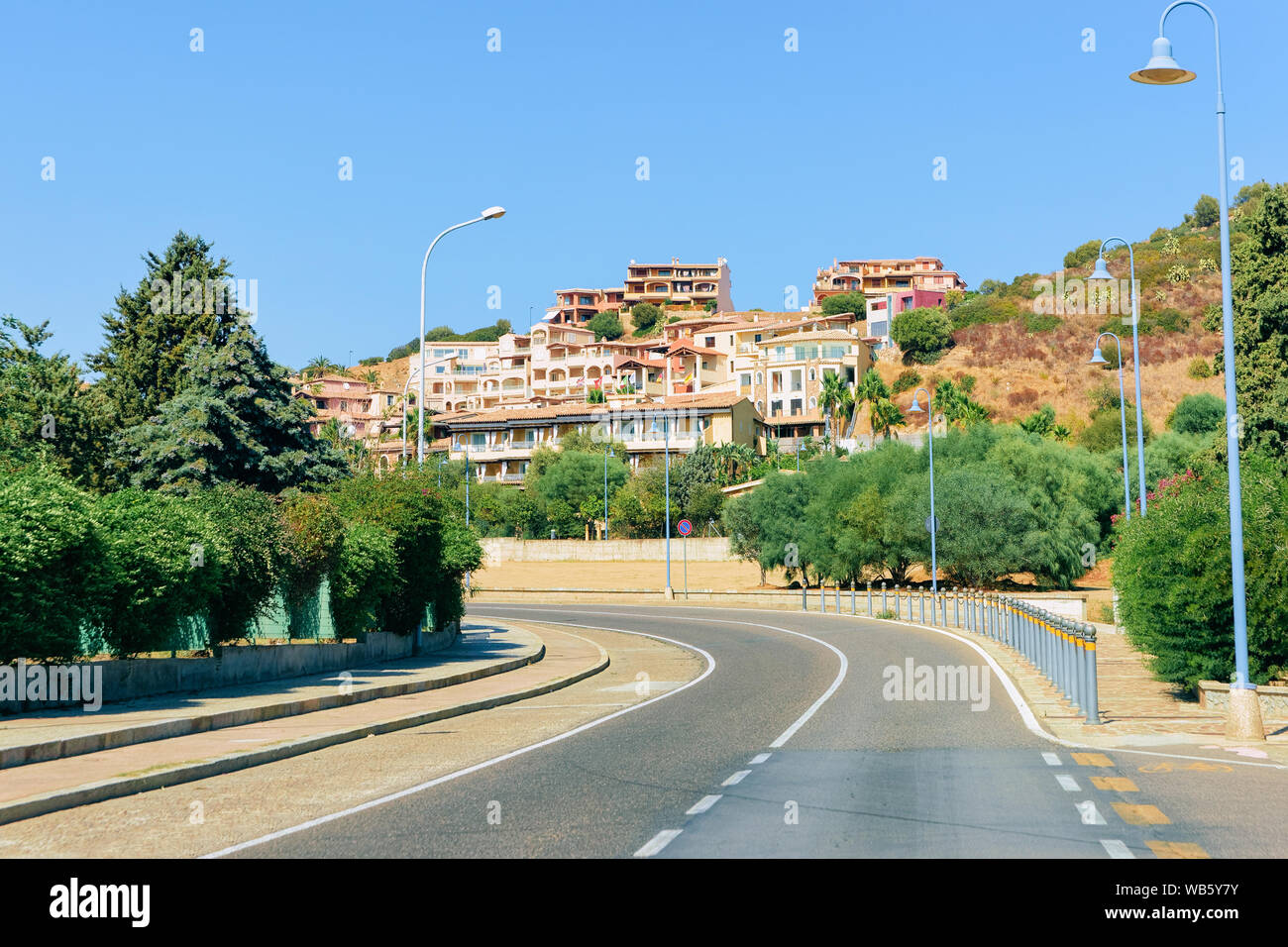 Street View di strada in città in provincia di Cagliari in Sardegna in Italia. Paesaggio con l'architettura dell'edificio. Foto Stock