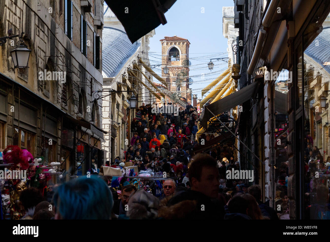 Strade affollate di Venezia durante il Carnevale. Foto Stock