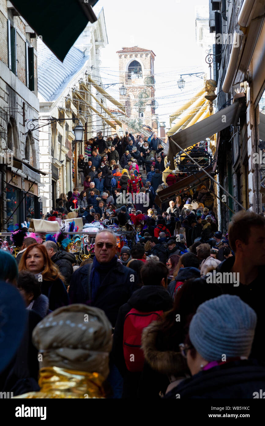 Strade affollate di Venezia durante il Carnevale. Foto Stock