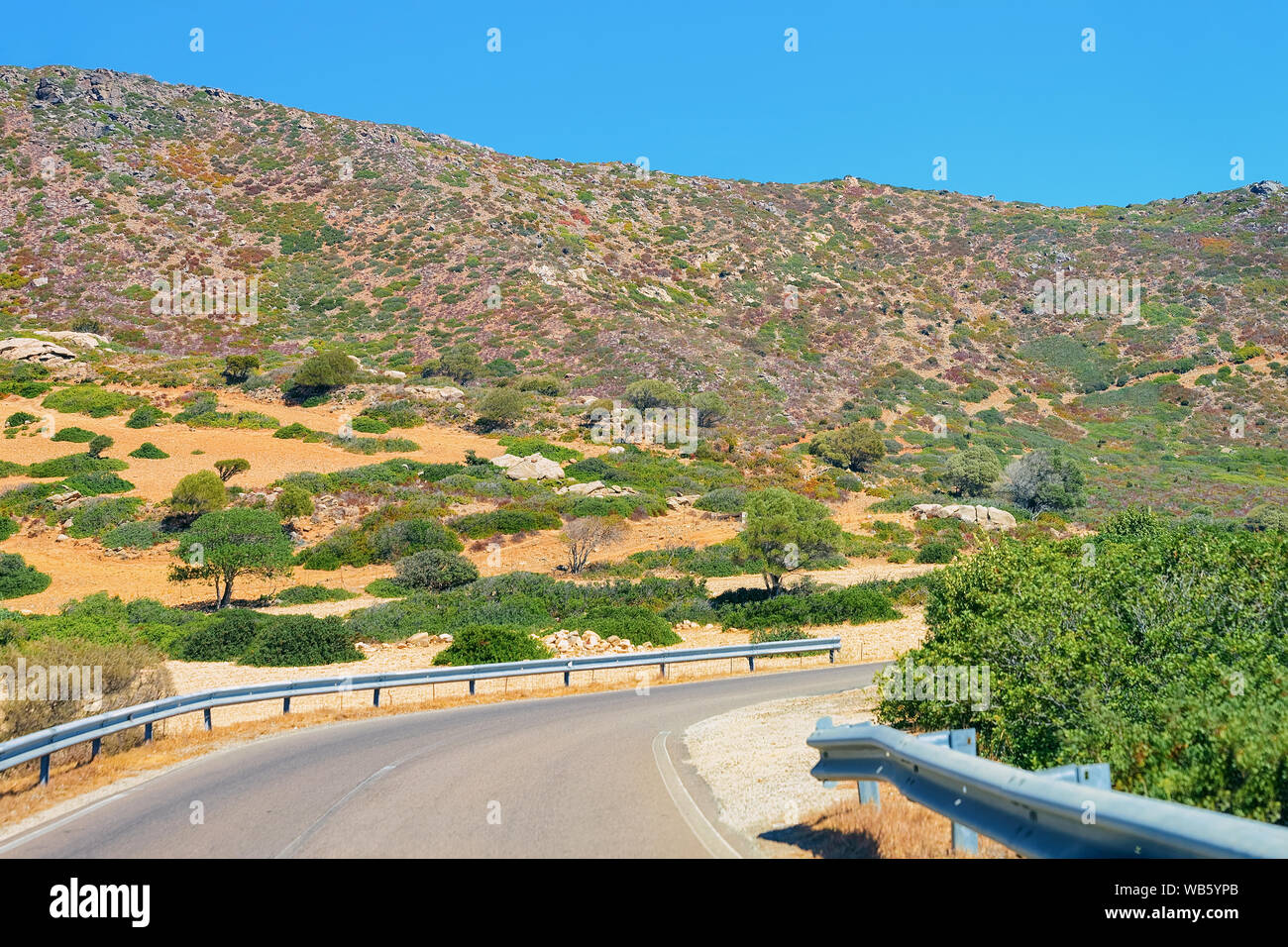 Paesaggio con paesaggio e la strada nel centro di Villasimius in provincia di Cagliari in Sardegna in Italia. Foto Stock