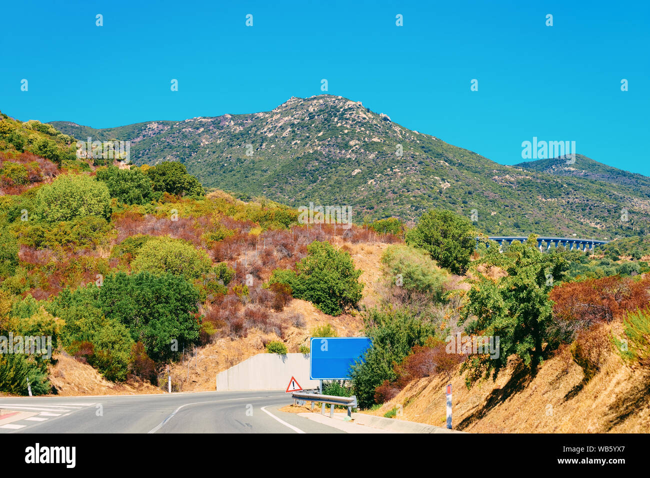 Paesaggio di paesaggi e di strada nel centro di Villasimius in provincia di Cagliari in Sardegna in Italia. Foto Stock