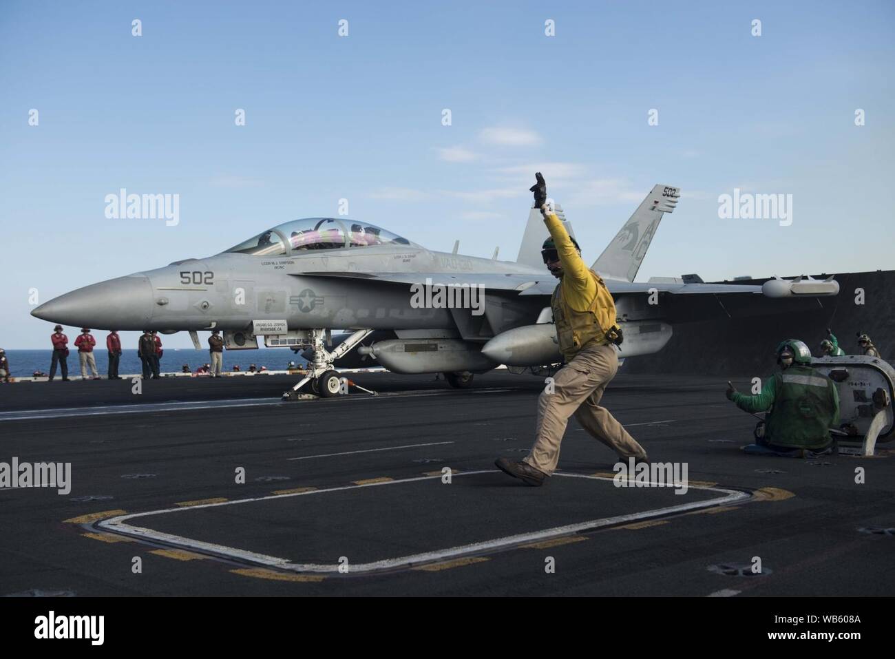 EA-18G di VAQ-130 su cat di USS Harry Truman (CVN-75) 2013. Foto Stock