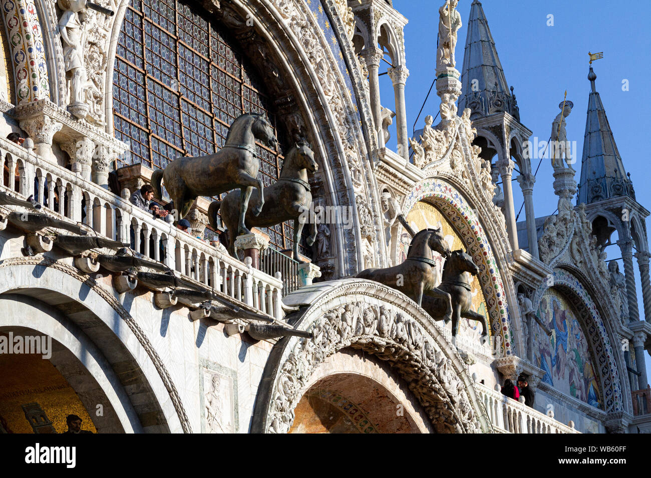Statue di cavalli sulla facciata ovest del la basilica di San Marco. Foto Stock