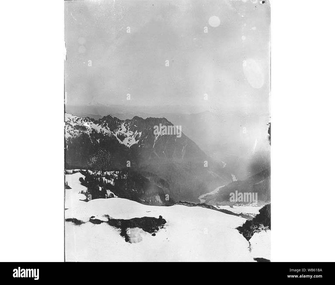 Eagle picco nella gamma Tatoosh mostra Mount Saint Helens nella distanza ca 1897 (SARVANT 82). Foto Stock