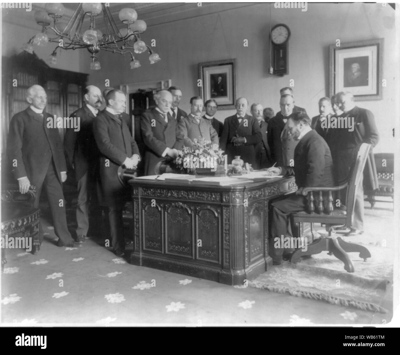 Scambio delle ratifiche del trattato di pace con la Spagna, realizzato nell'ufficio del Presidente, la Casa Bianca, il Segretario di Stato John Hay firma Abstract/medio: 1 stampa fotografica. Foto Stock