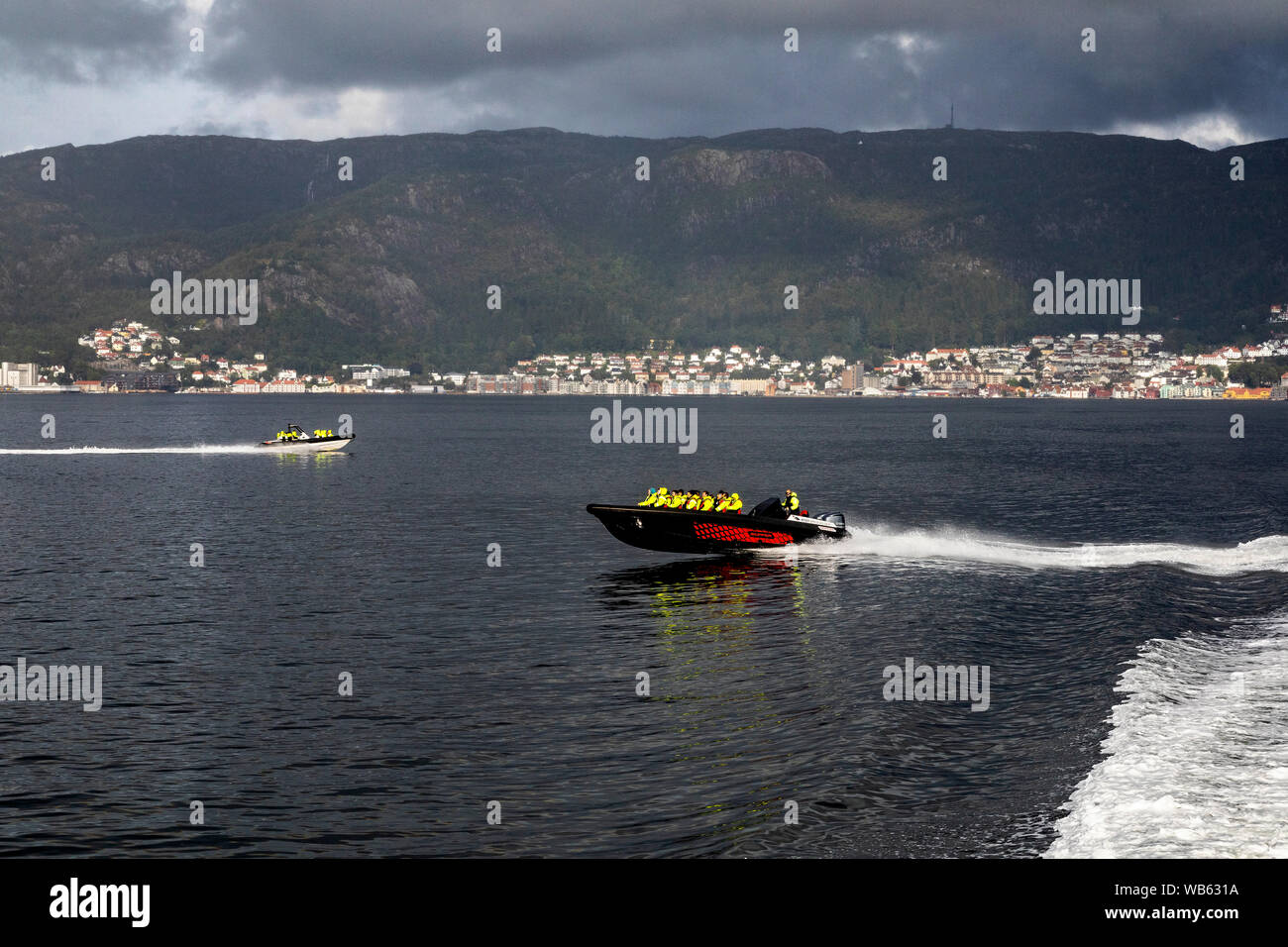 Due piccole ad alta velocità le imbarcazioni turistiche di Skipper e Gemini tipo, ad alta velocità in Byfjorden, Bergen, Norvegia. Sandviken in background. Foto Stock