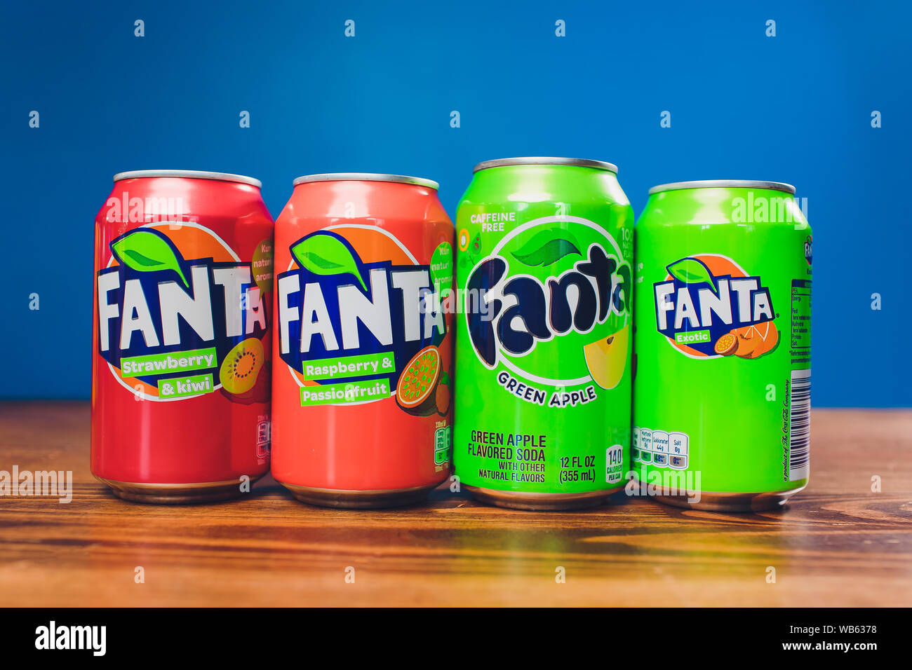 Ufa, Russia, 12 Giugno, 2019: Diverse lattine di soda soft drink Fanta da coca-cola company al tavolo di legno , la foto del prodotto Foto Stock