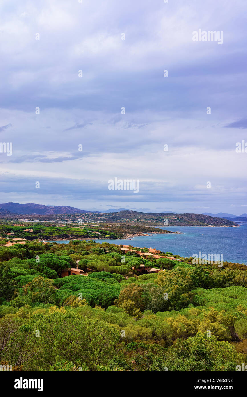 Capo Coda Cavallo visto in San Teodoro al mar mediterraneo in provincia di Olbia-Tempio, l'isola di Sardegna, Italia in estate. Foto Stock