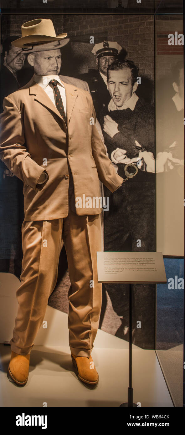 Mostrare che mostra il tan tuta e scarpe orangish indossato da James Robert Jim Leavelle, Dallas ispettore di polizia che ha scortato Lee Harvey Oswald, presunto assassino del Presidente John F. Kennedy. Dallas, Texas Foto Stock