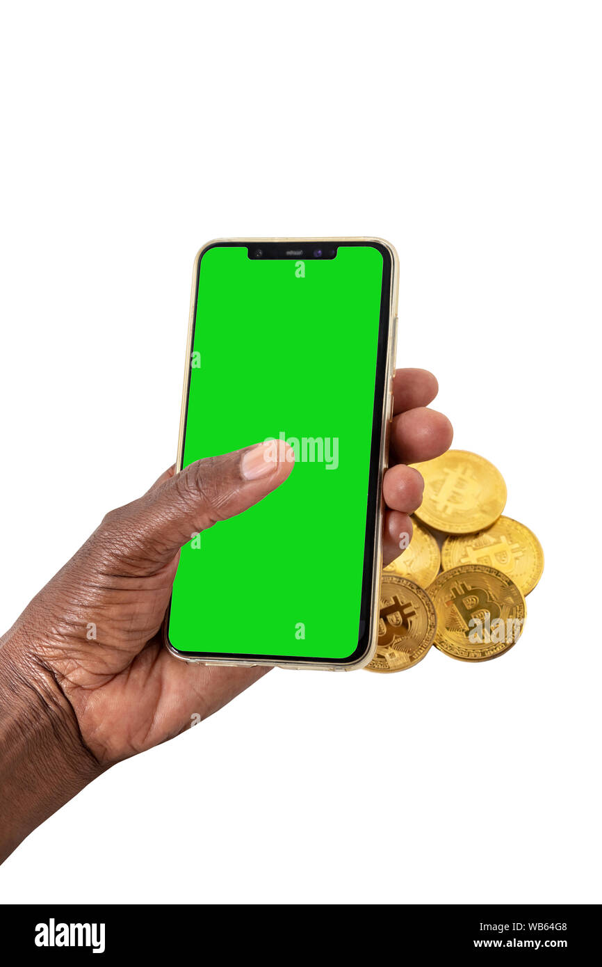 Donna africana mani una catasta di bitcoins e un telefono con verde , isolato su bianco Foto Stock