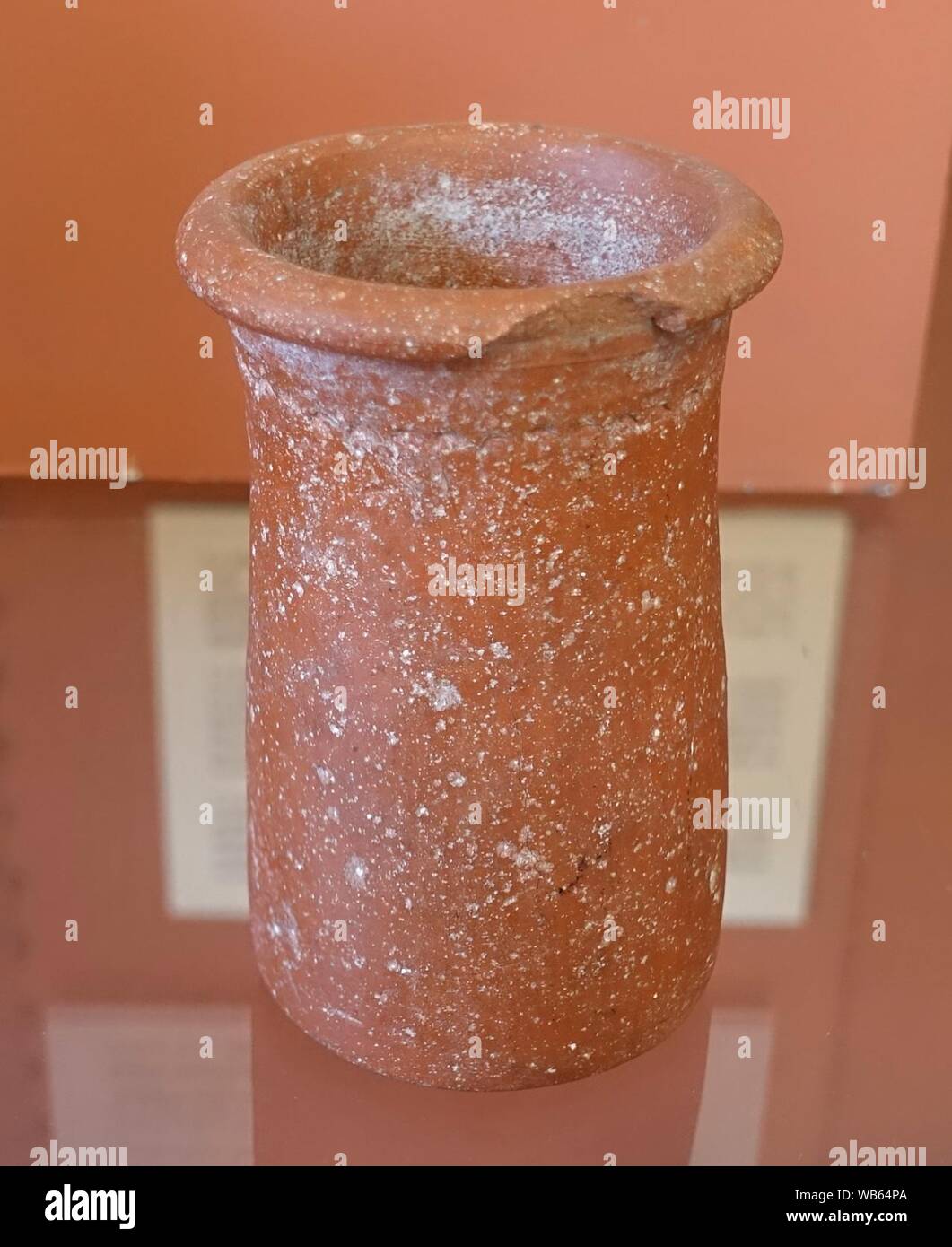 Early Dynastic giara cilindrica, in terracotta rossa con superficie lucidata Foto Stock