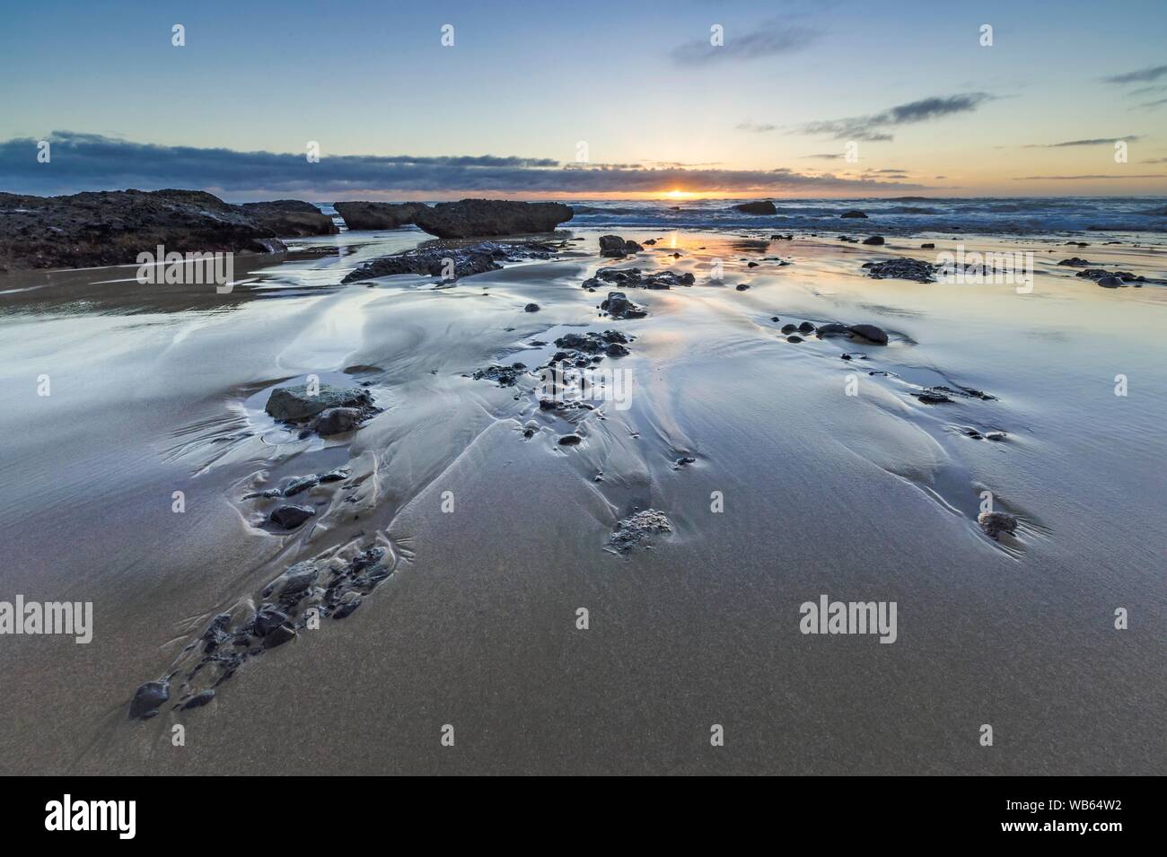 Marea di declino sulla spiaggia di Opononi, lontano distretto, Isola del nord della Nuova Zelanda Foto Stock