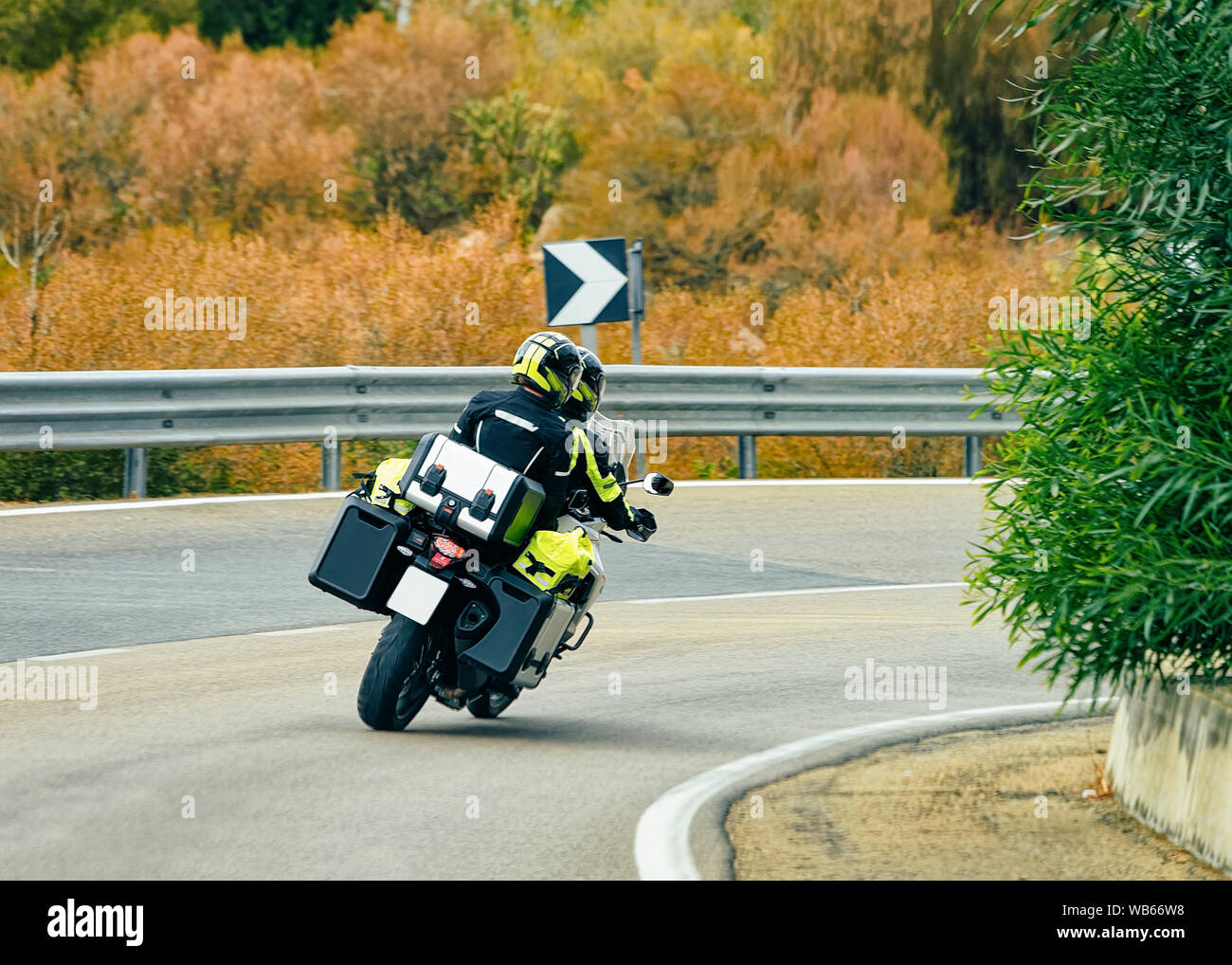 Motociclo in strada a Costa Smeralda Sardegna isola in Italia in estate. Guida motociclista scooter in autostrada in Europa. Vista sul ciclomotore o Foto Stock