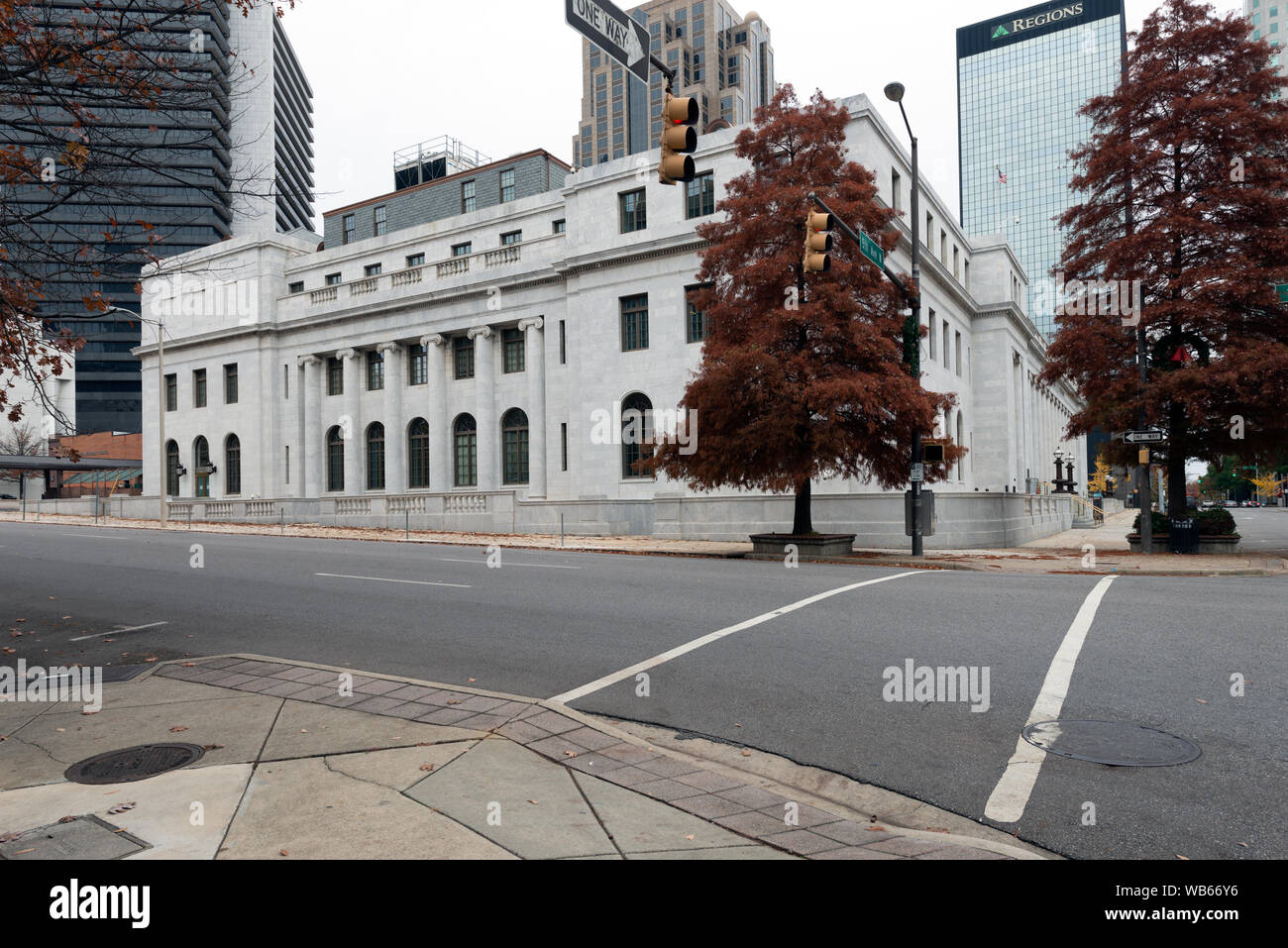 Esterno. Robert S. Vance Edificio Federale degli Stati Uniti e Il palazzo di giustizia è un edificio a quattro piani in marmo bianco edificio nel classico stile revival che occupa un intero isolato sulla Quinta Avenue, tra XVIII e XIX strade, nel quartiere centrale degli affari di Birmingham, Alabama Foto Stock