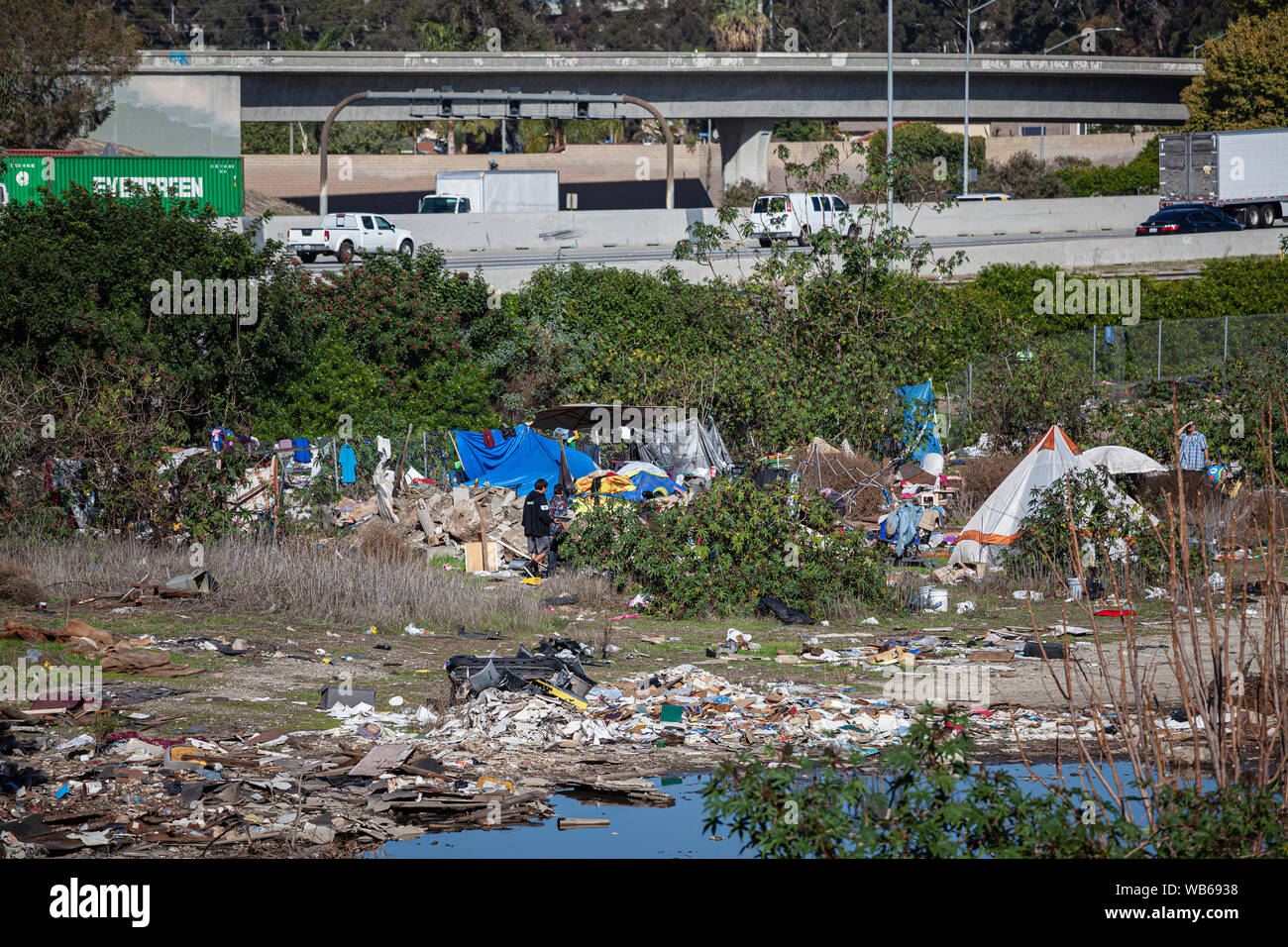 Senzatetto accampamento lungo il fiume di Los Angeles, Città di Paramount, Sud LA, Califortnia, STATI UNITI D'AMERICA, Foto Stock