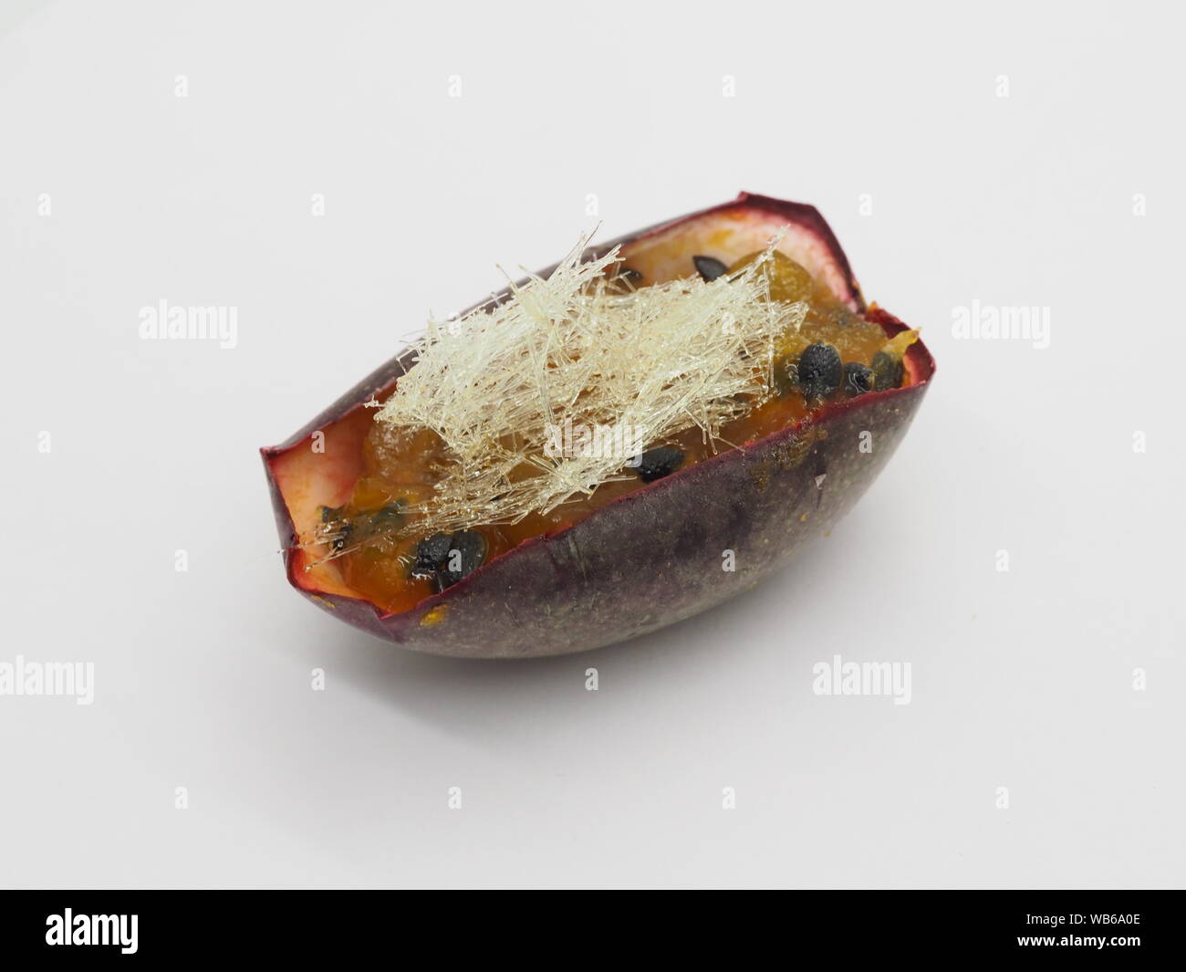 Londra, Regno Unito - 2019 - Tè Pomeridiano - Corso Di Dessert - Gelatina Di Frutta Della Passione Sormontata Da Reti Di Zucchero Foto Stock
