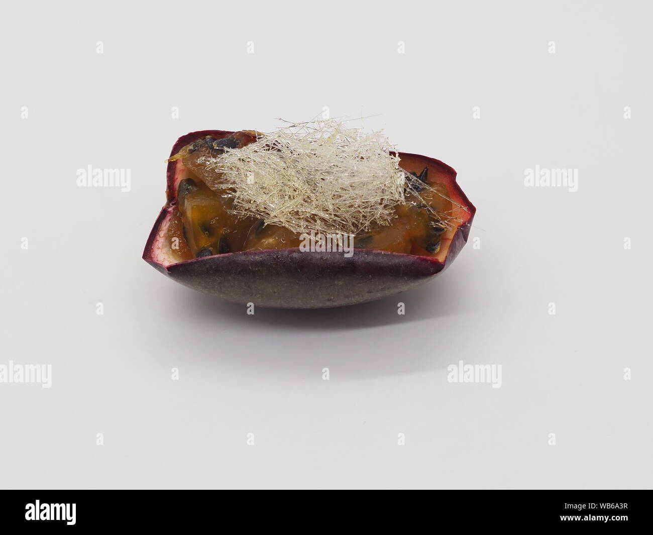 Londra, Regno Unito - 2019 - Tè Pomeridiano - Corso Di Dessert - Gelatina Di Frutta Della Passione Sormontata Da Reti Di Zucchero Foto Stock