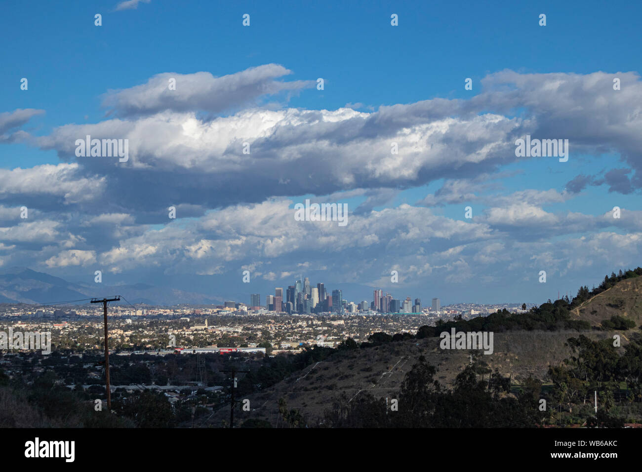 Los Angeles skyline visto da Baldwin Hills Scenic si affacciano Park, California, Stati Uniti d'America Foto Stock