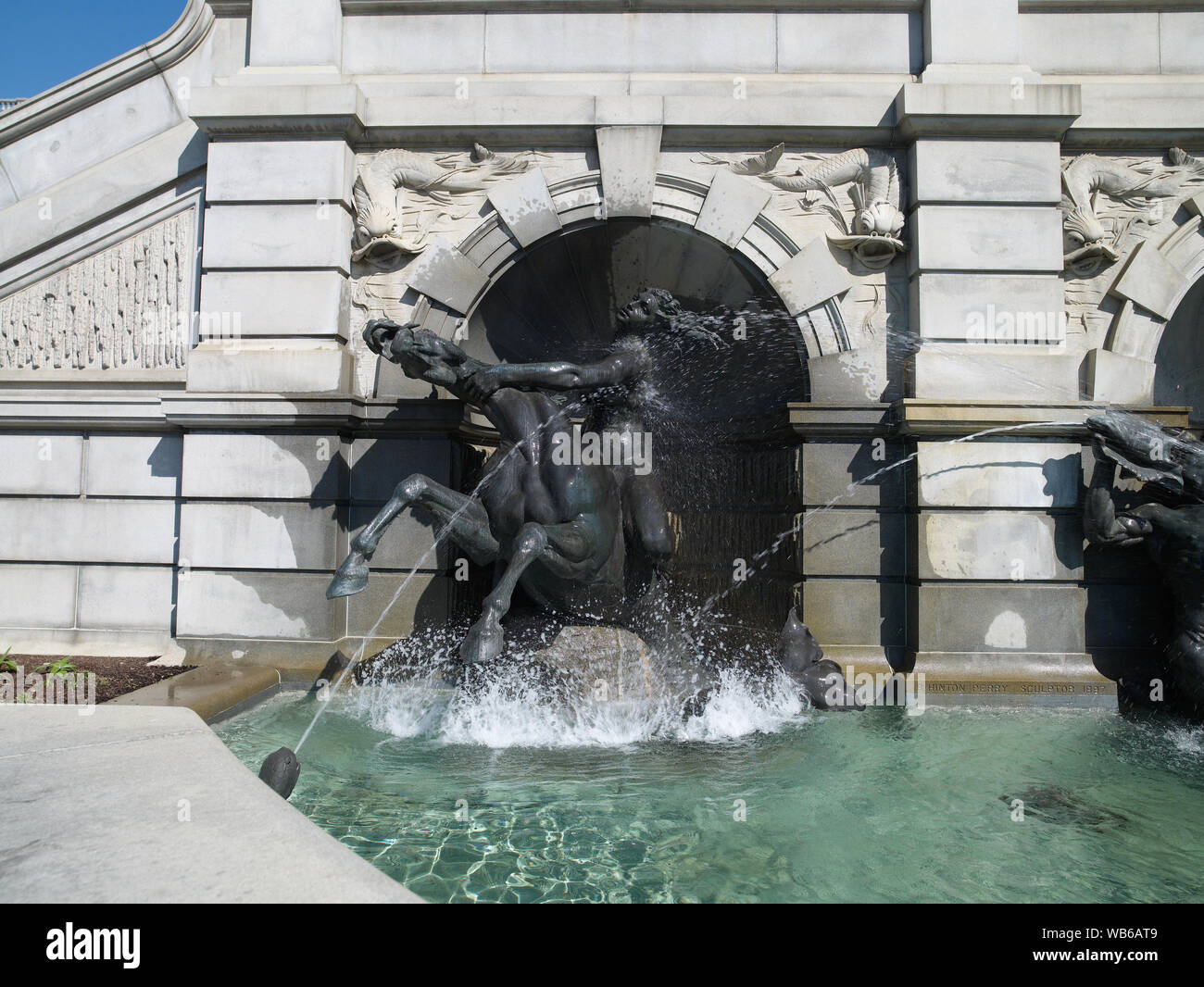 Vista esterna. Ninfa del mare sul mare statua equestre nella Fontana di Nettuno da Roland Hinton Perry. La Biblioteca del Congresso Thomas Jefferson Building, Washington D.C. Foto Stock