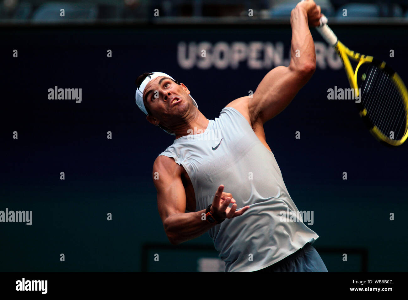 Flushing Meadows, New York, Stati Uniti. 24 Ago, 2019. Rafael Nadal di Spagna la pratica presso il National Tennis Center in Flushing Meadows di New York in preparazione per gli US Open che inizia di lunedì prossimo. Credito: Adam Stoltman/Alamy Live News Foto Stock