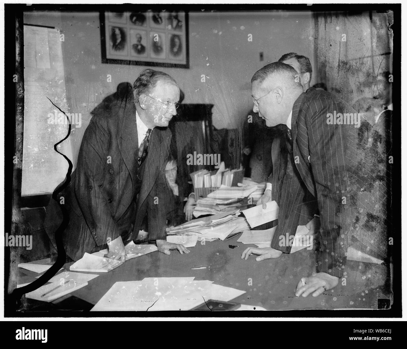 Occhio per occhio. Washington D.C., dic. 18. George Whitney, un partner della J.P. Morgan Co., essere interrogato dal Presidente Burton K. Wheeler presso il Senato Railroad Richiesta di finanziamento oggi Abstract/medio: 1, negativo : vetro ; 4 x 5 in. o più piccolo Foto Stock