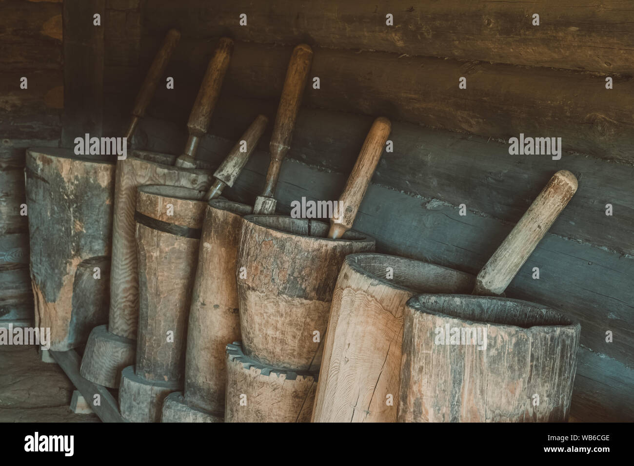 Vecchio malte di legno con i pistilli in loro. Vecchia casa utensili per la macinazione di grani. Foto Stock