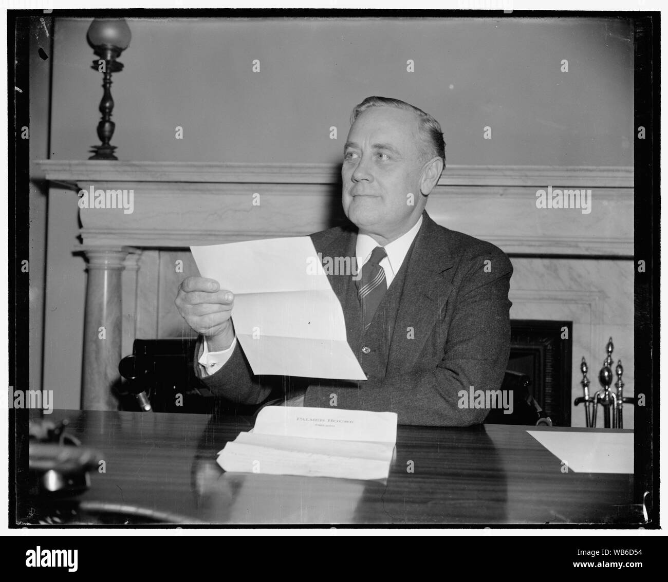 F. Ryan Duffy suo successore. Washington, 31 dicembre. Un ritratto informale di Alexander Wiley, Il senatore repubblicano del Wisconsin che ha vinto su F. Ryan Duffy in questo anno di elezioni, 12/31/38 Abstract/medio: 1, negativo : vetro ; 4 x 5 in. o più piccolo Foto Stock